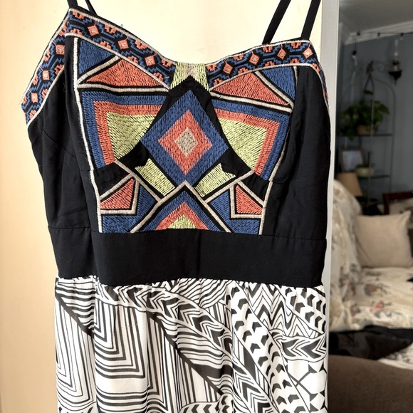 Black and White Patterned Maxi Dress - Picture 2 of 5